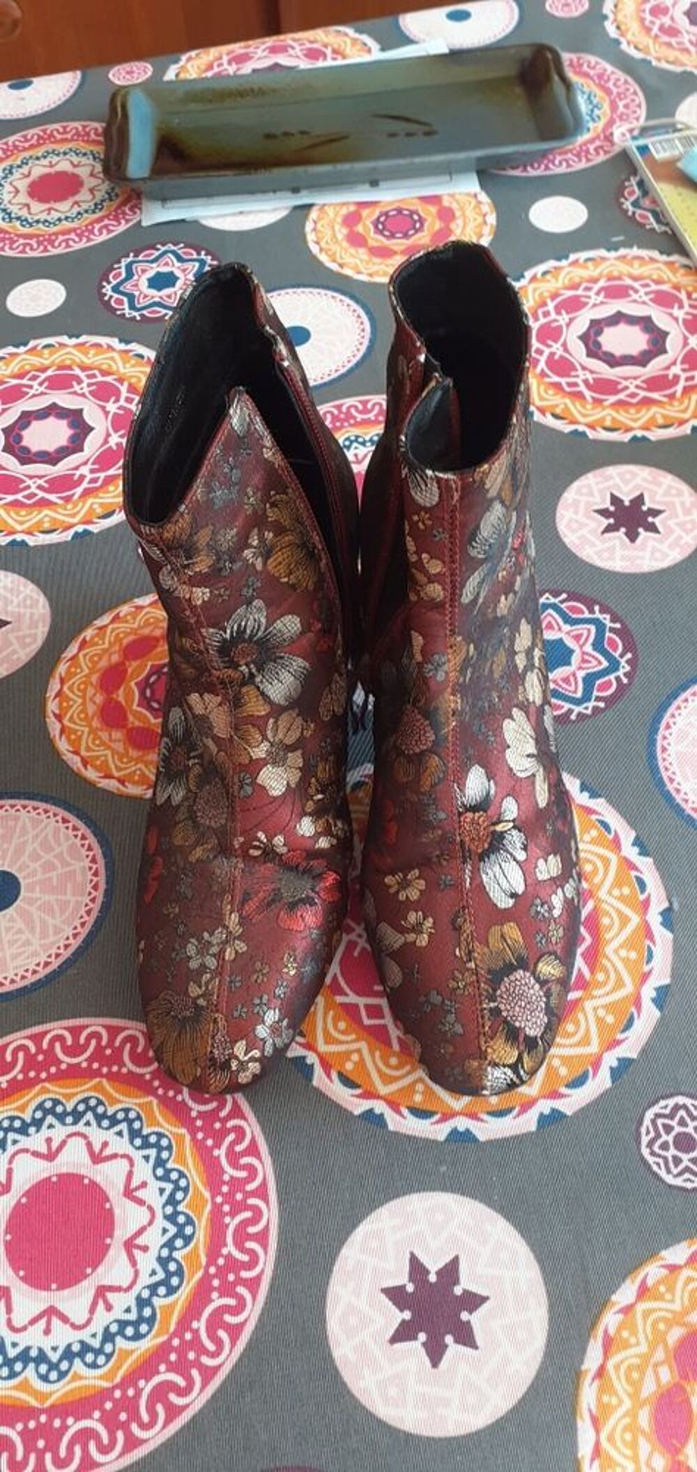 Bottines &agrave; talons fleuries sur fond bordeaux metallis&eacute; Chaussures