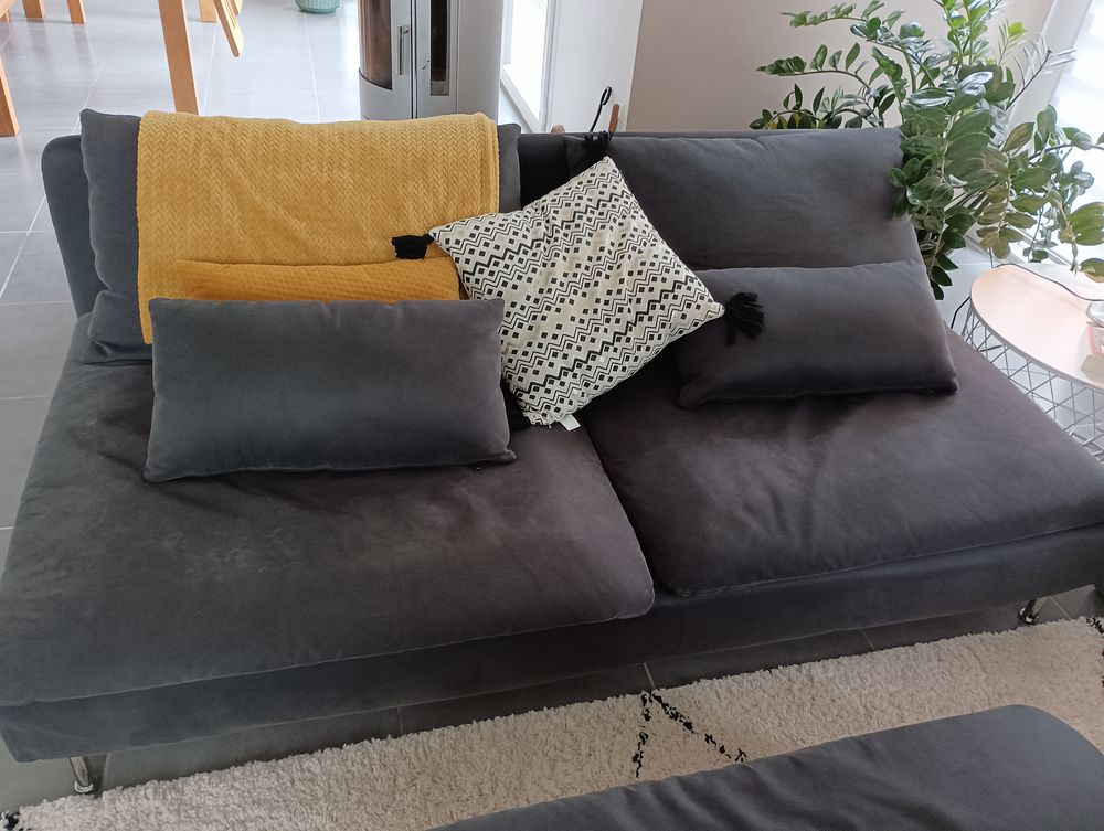 Canap&eacute; comme neuf Ikea avec pouf
Meubles