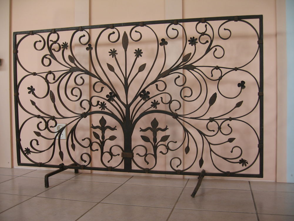 Grille ancienne, ouvrag&eacute;e en fer forg&eacute; enti&egrave;rement &agrave; la main Décoration