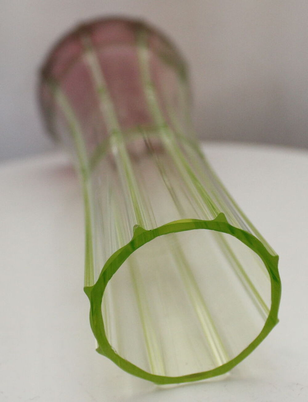 Vase grav&eacute; et bicolore en ouraline, uranium glass Décoration
