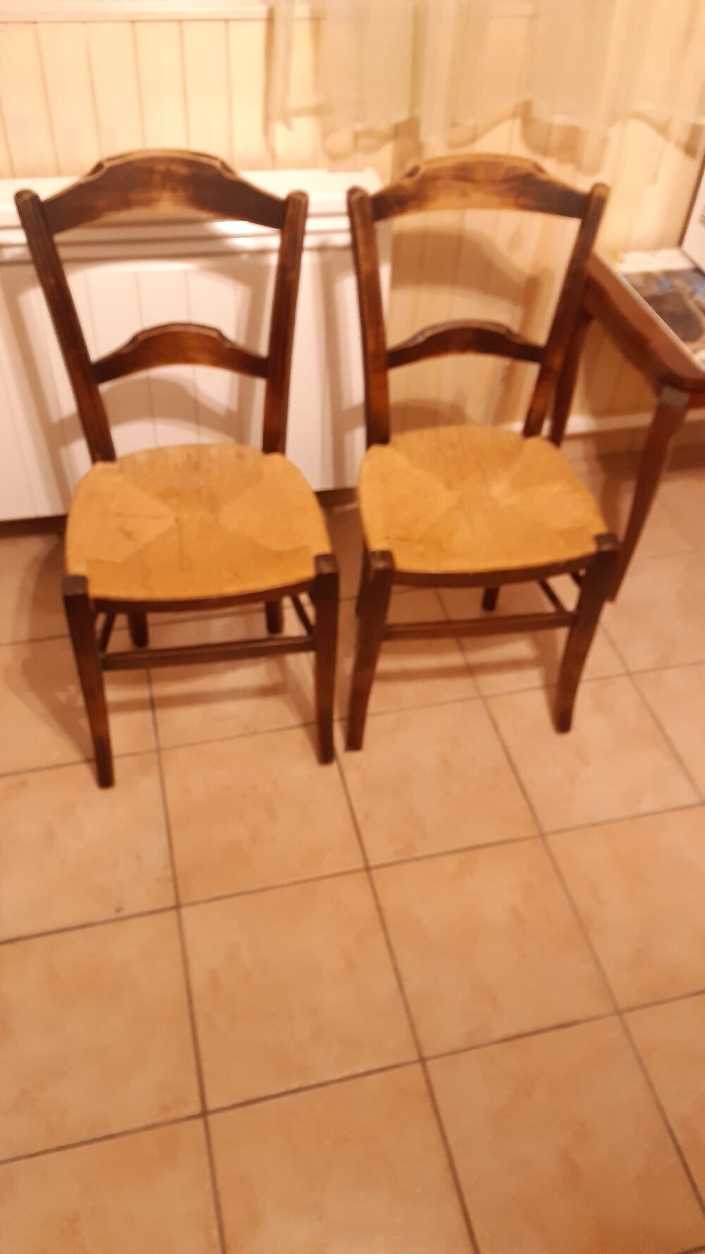 2 fauteuils et 4 chaises de cuisine pail
l&eacute;es Meubles