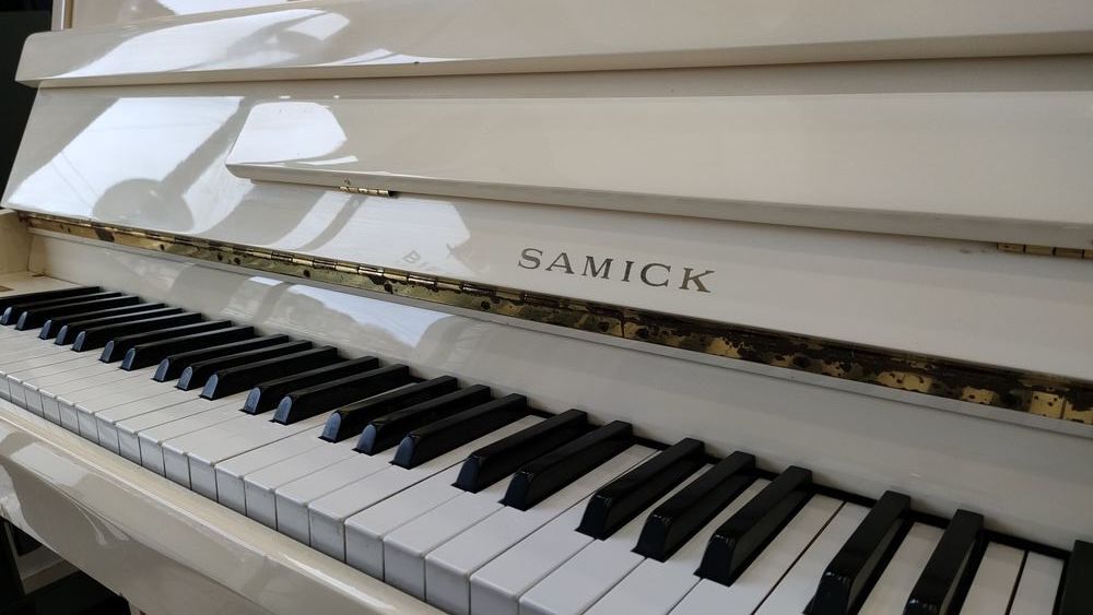 PROMO Piano droit d'occasion Samick SU-105 Blanc laqu&eacute; Instruments de musique