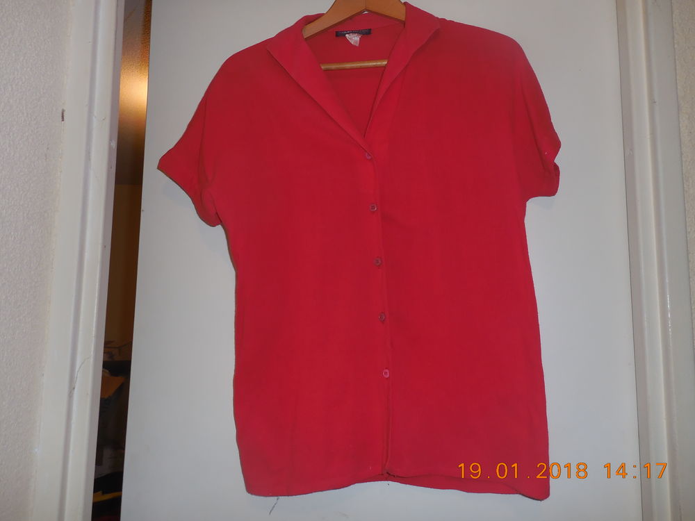 chemisier rouge
Vêtements