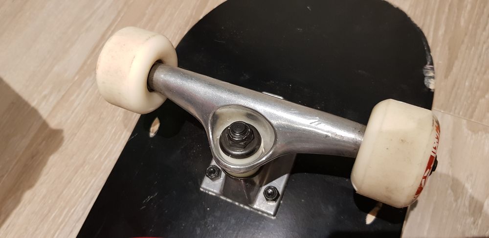 Skateboard Element-tr&egrave;s bon &eacute;tat-peu utilis&eacute; Sports