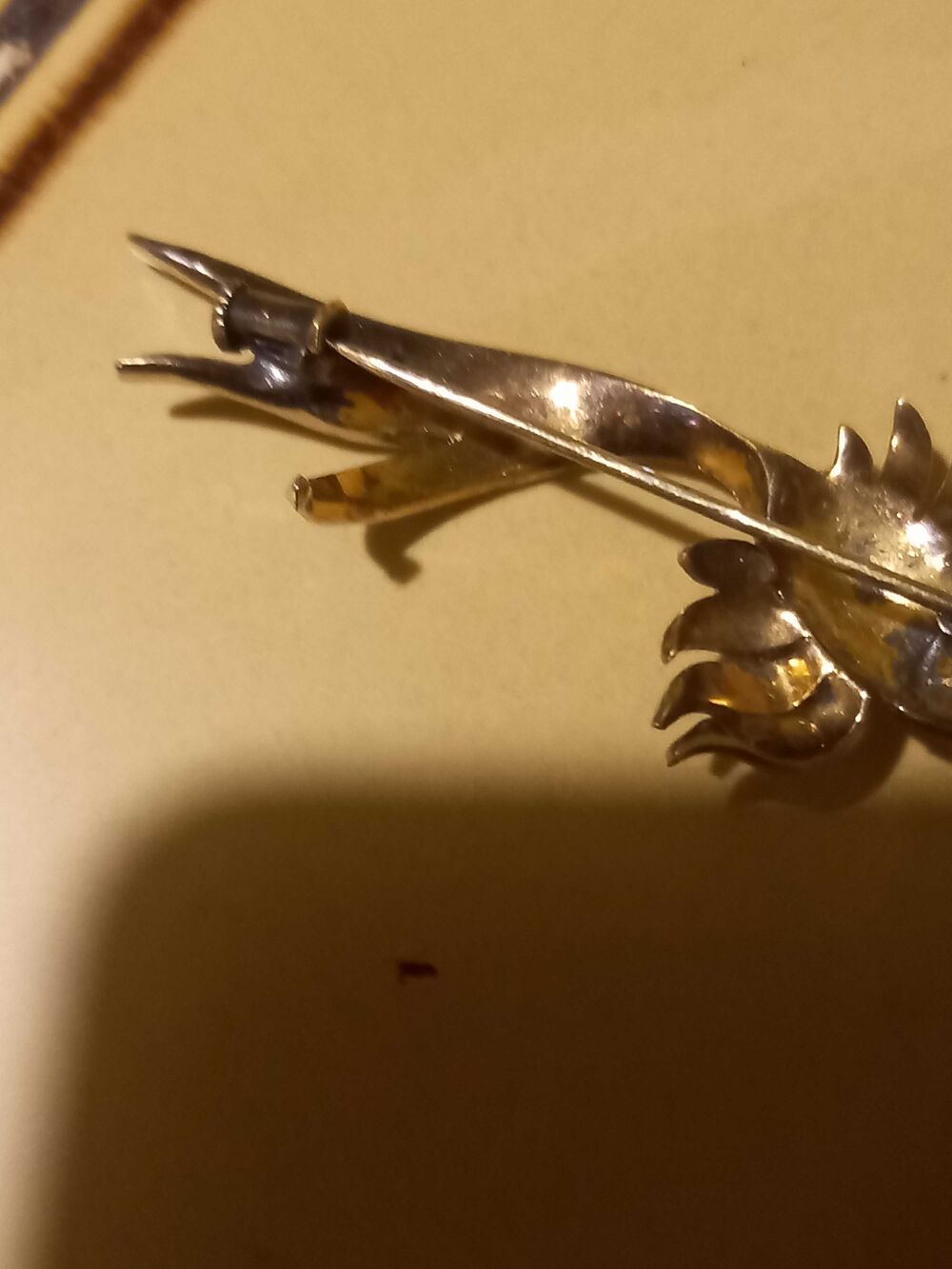 broche ancienne plaque or et strass 