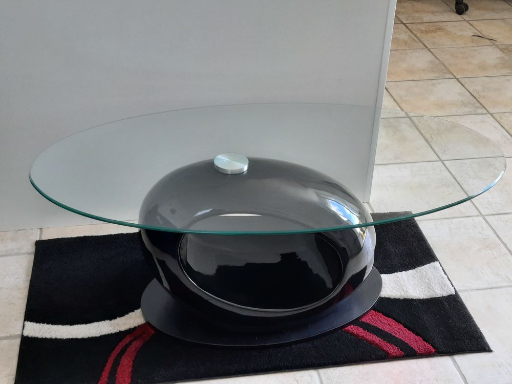 Table de salon en verre. Meubles