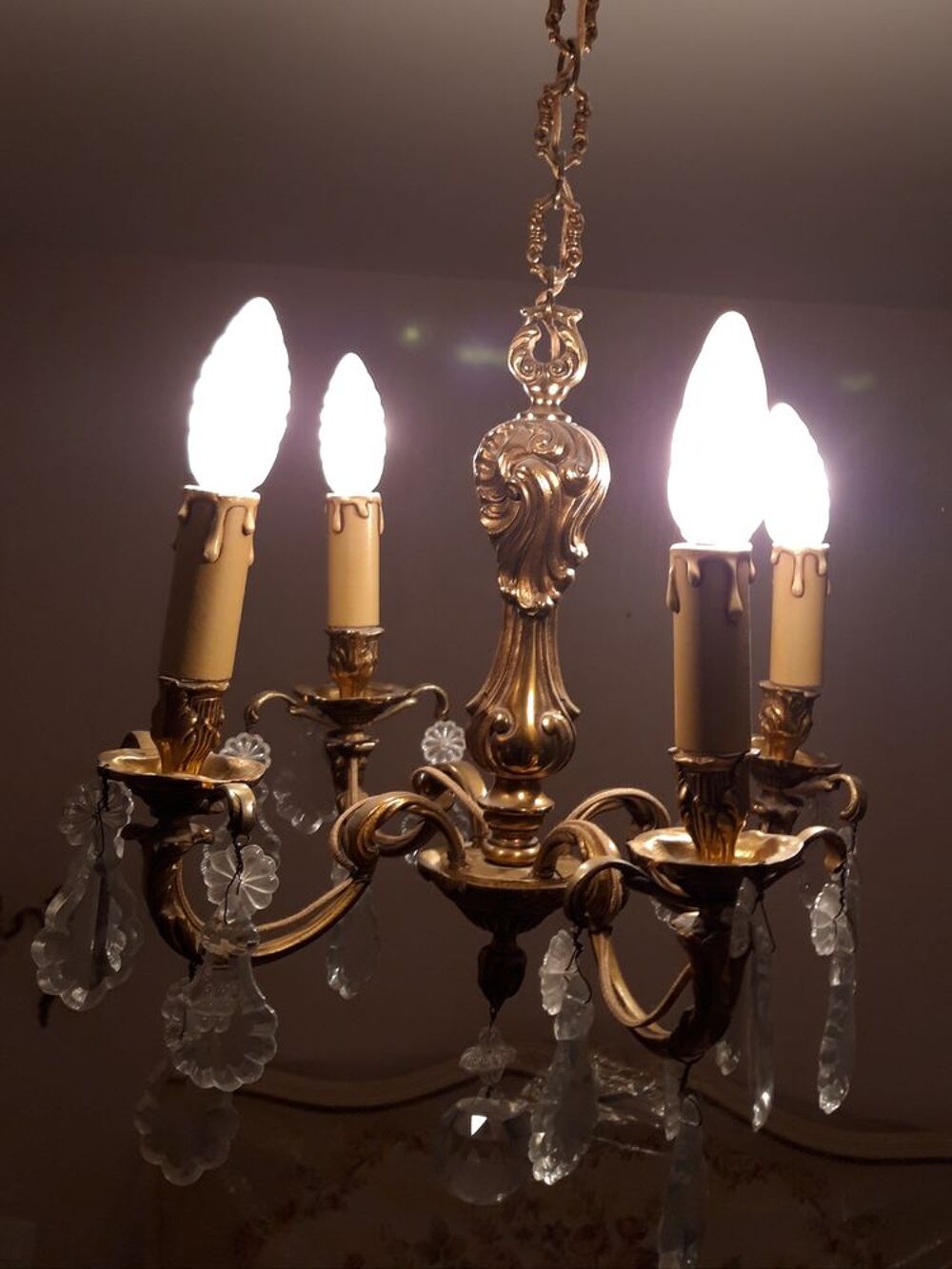Lustre &agrave; pampilles en bronze dor&eacute;, style Louis XV Décoration