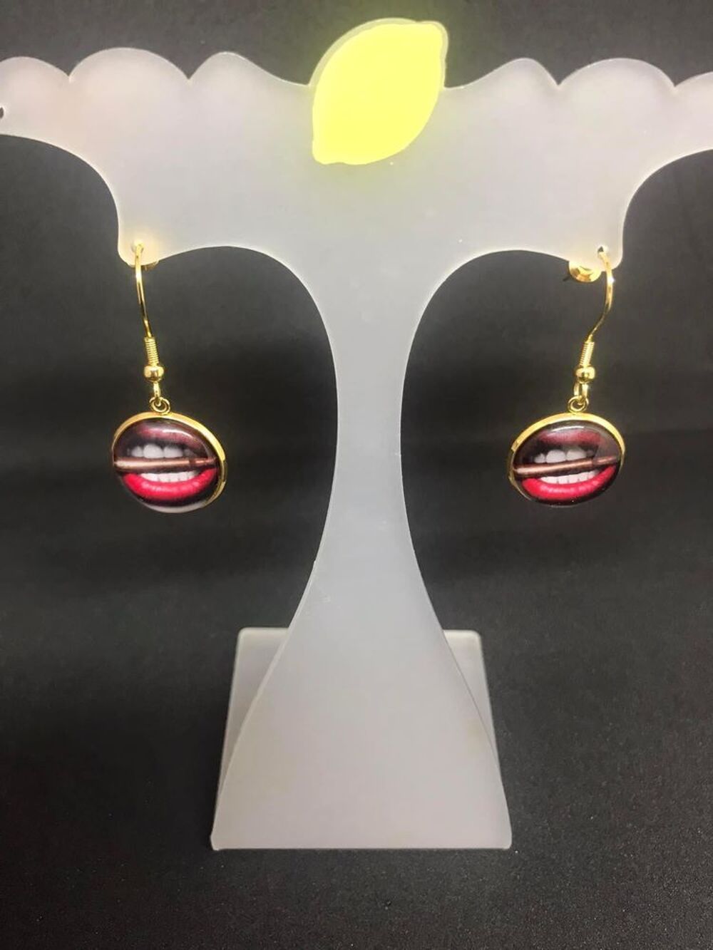 boucles d?oreilles fantaisie balle entre les dents Bijoux et montres