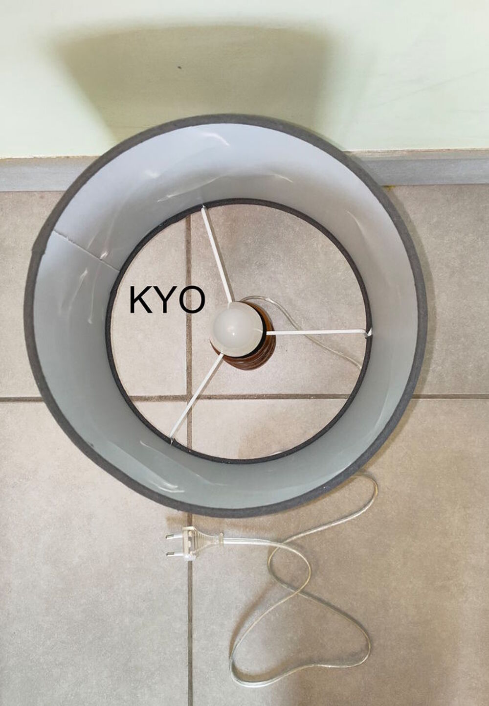 Lampe chevet rond tube bois &agrave; poser, abat-jour gris tissu Décoration
