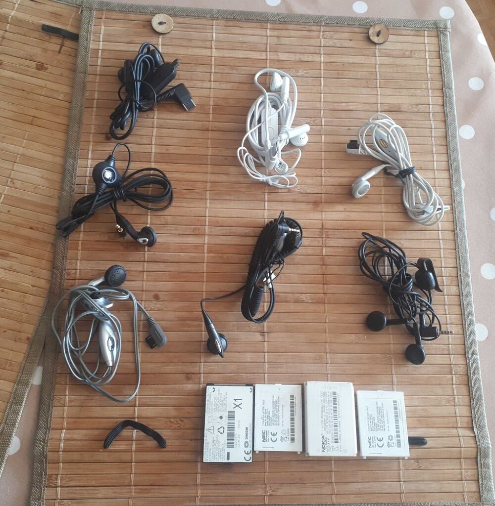 Lot 7 &eacute;couteurs et 4 batteries Téléphones et tablettes