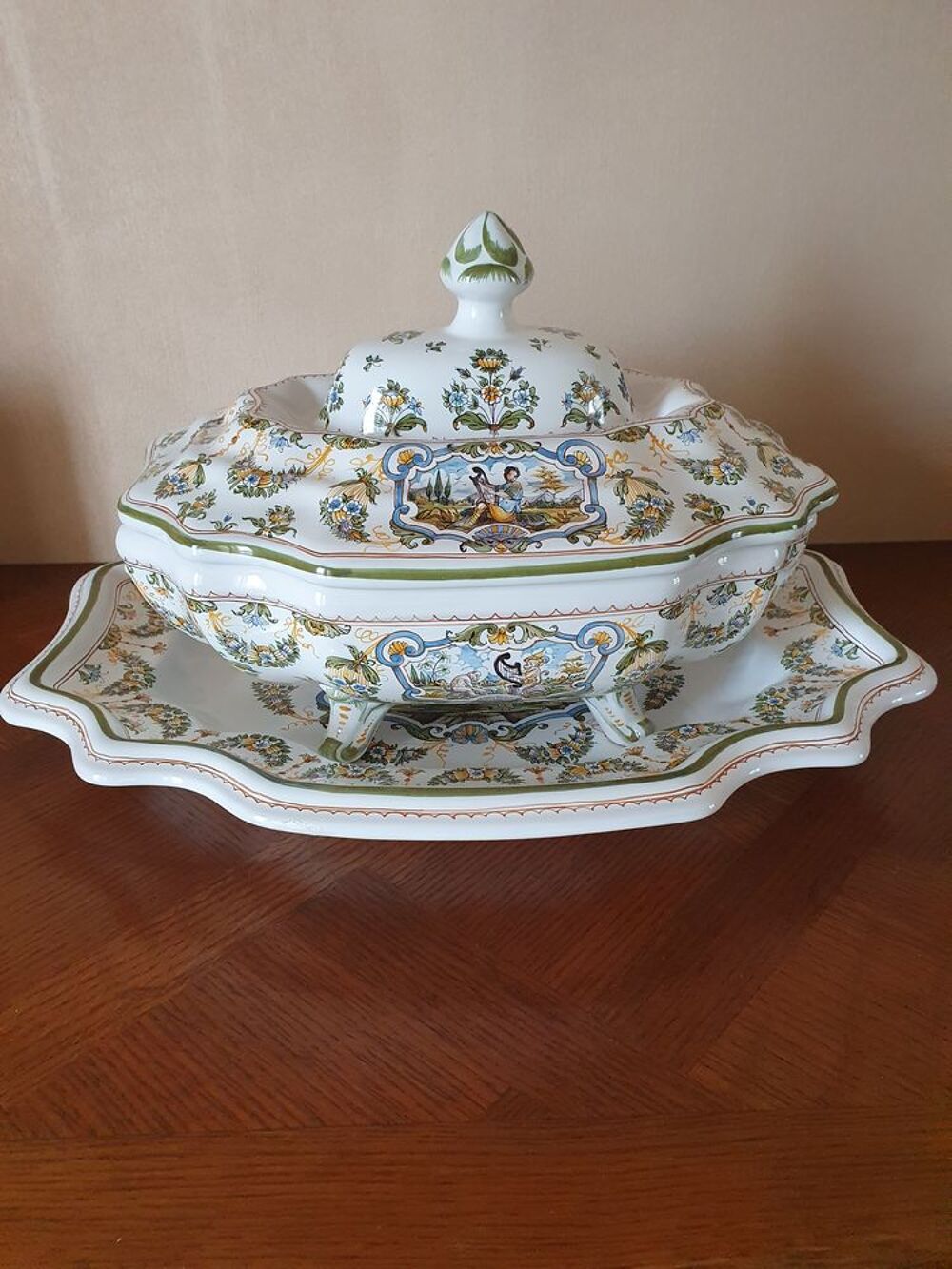 GRANDE SOUPIERE OU LEGUMIER EN FAIENCE LALLIER A MOUSTIERS Dcoration