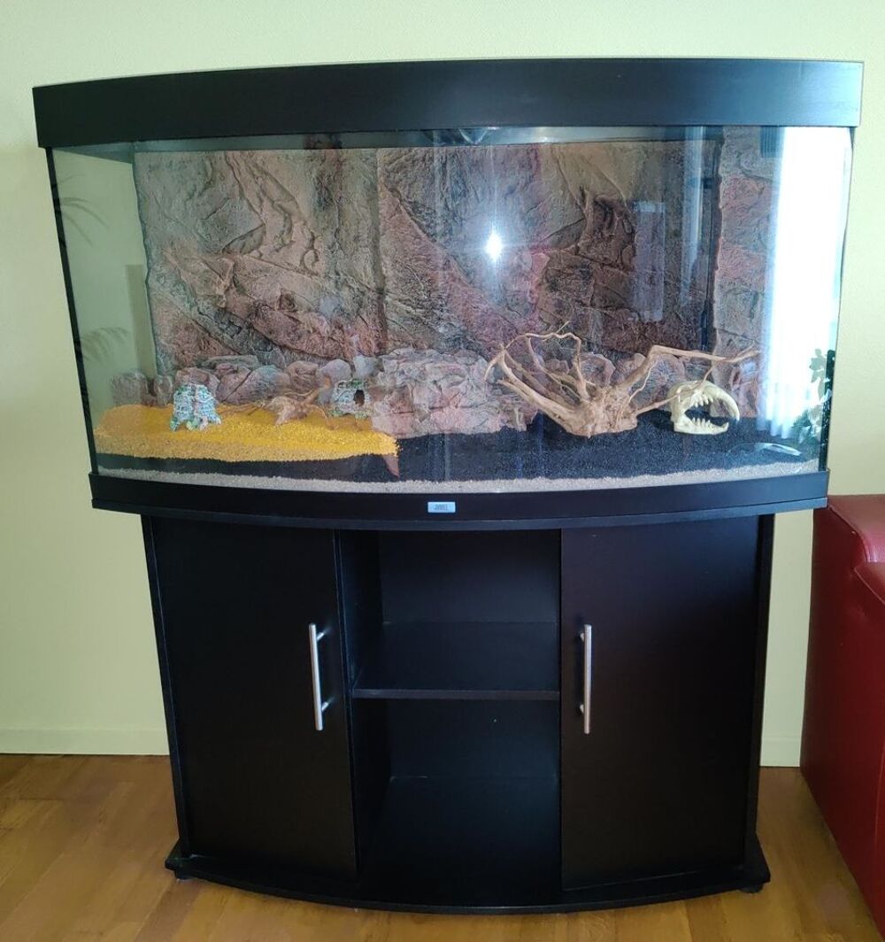 Grand aquarium bomb&eacute; tout &eacute;quip&eacute;. Meuble &amp; bouteilles de gaz Meubles