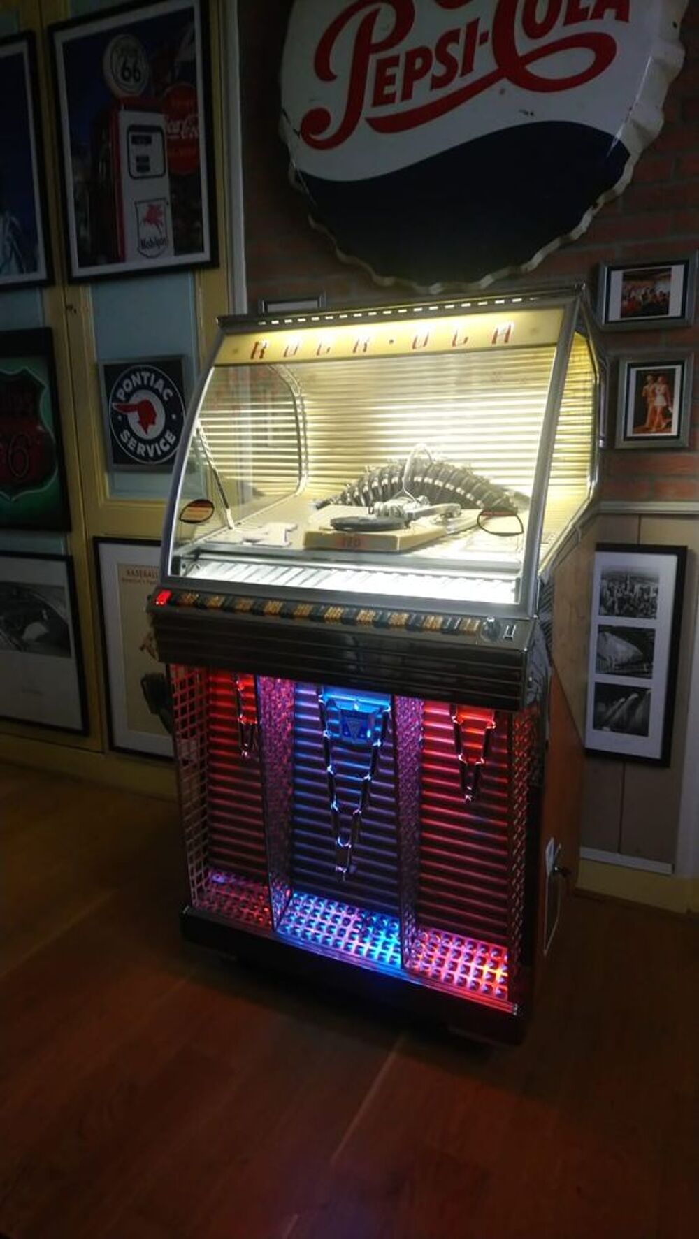 Juke box rock ola de 1956 enti&egrave;rement d'origine et fonctionnel avec monnayeur usa de 25 cents. 