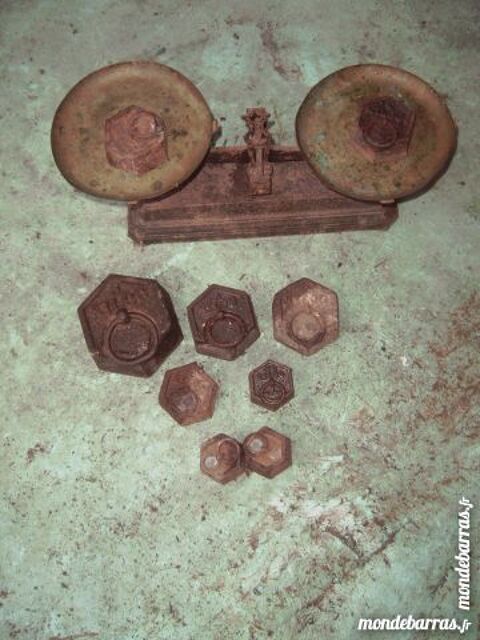 une balance avec plusieurs poids 60 Saran (45)