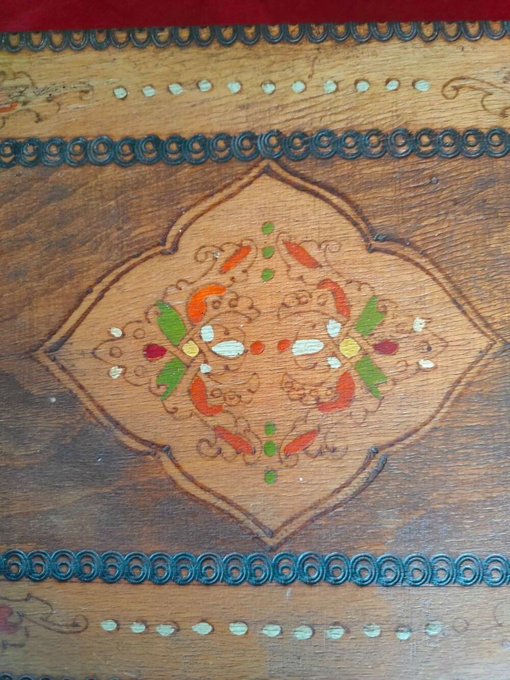 Ancienne boite en bois marquet&eacute;e Décoration