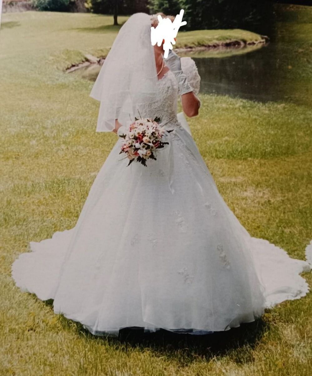 Robe de mari&eacute;e avec tra&icirc;ne, voile, gants et coussin alliance Vêtements