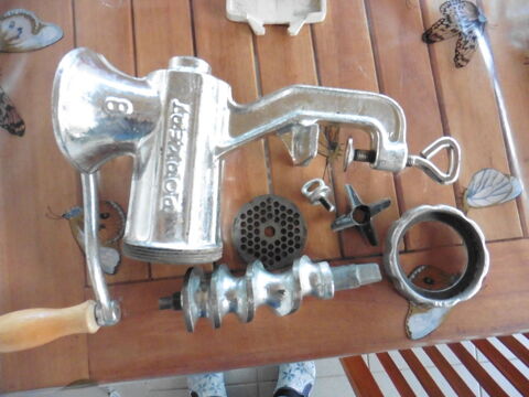 Hachoir � viande 15 Curtil-sous-Buffi�res (71)