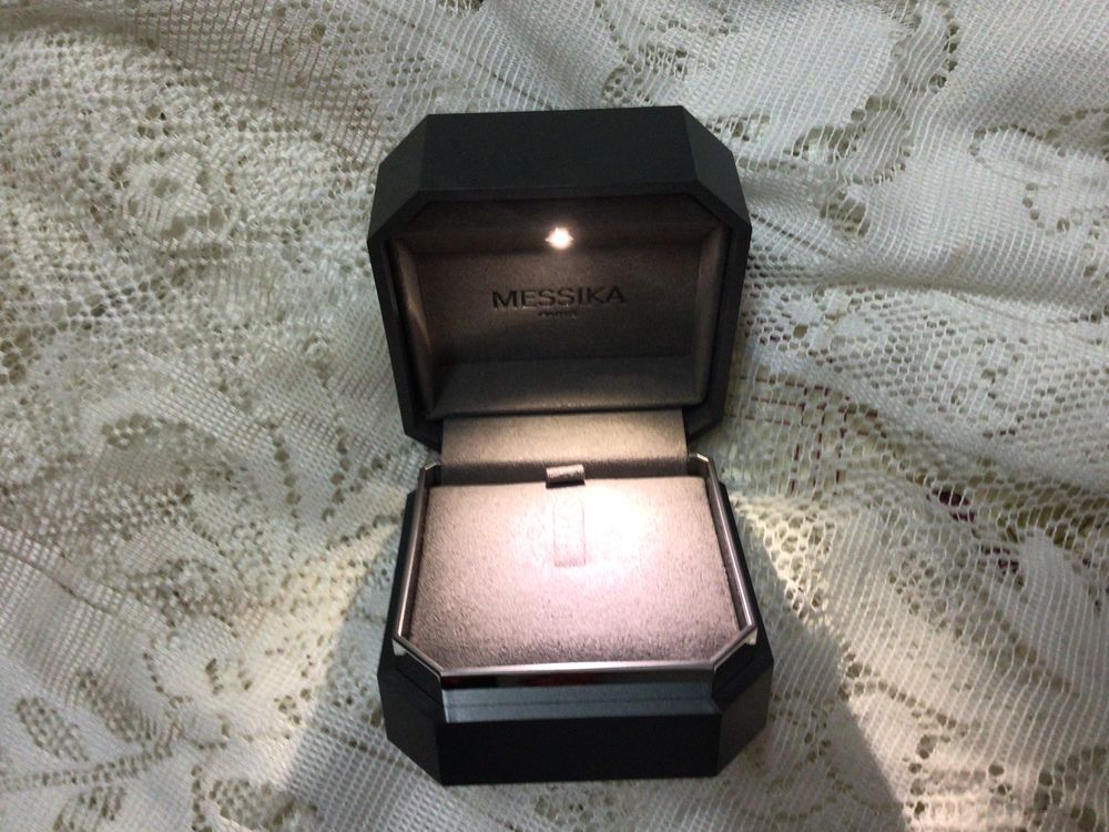 Jolie bo&icirc;te &agrave; collier MESSIKA Bijoux et montres