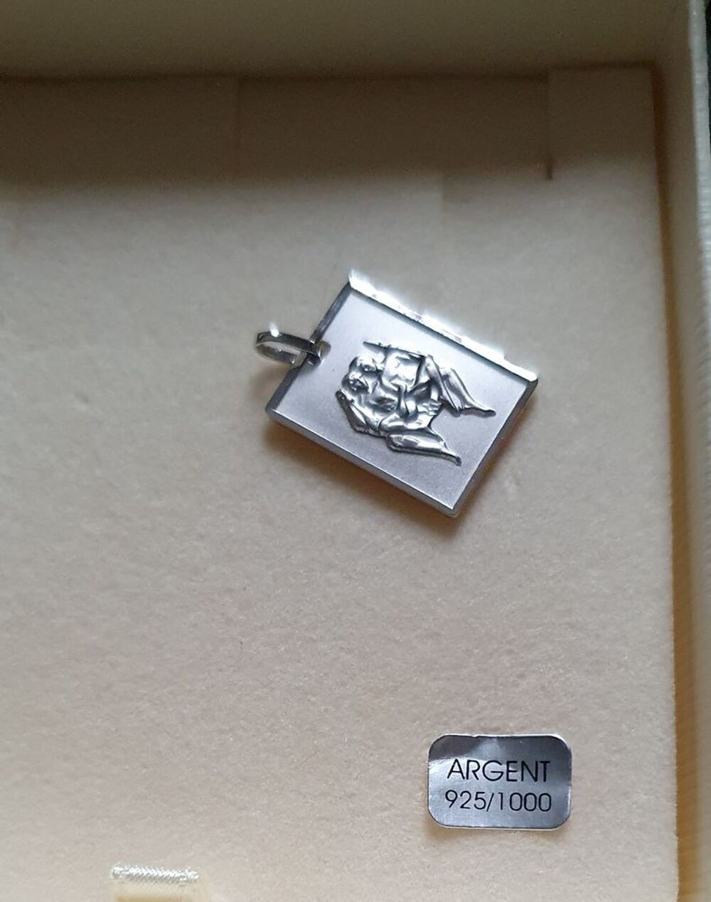 Plaque/m&eacute;daillon neuf du G&eacute;meaux Bijoux et montres