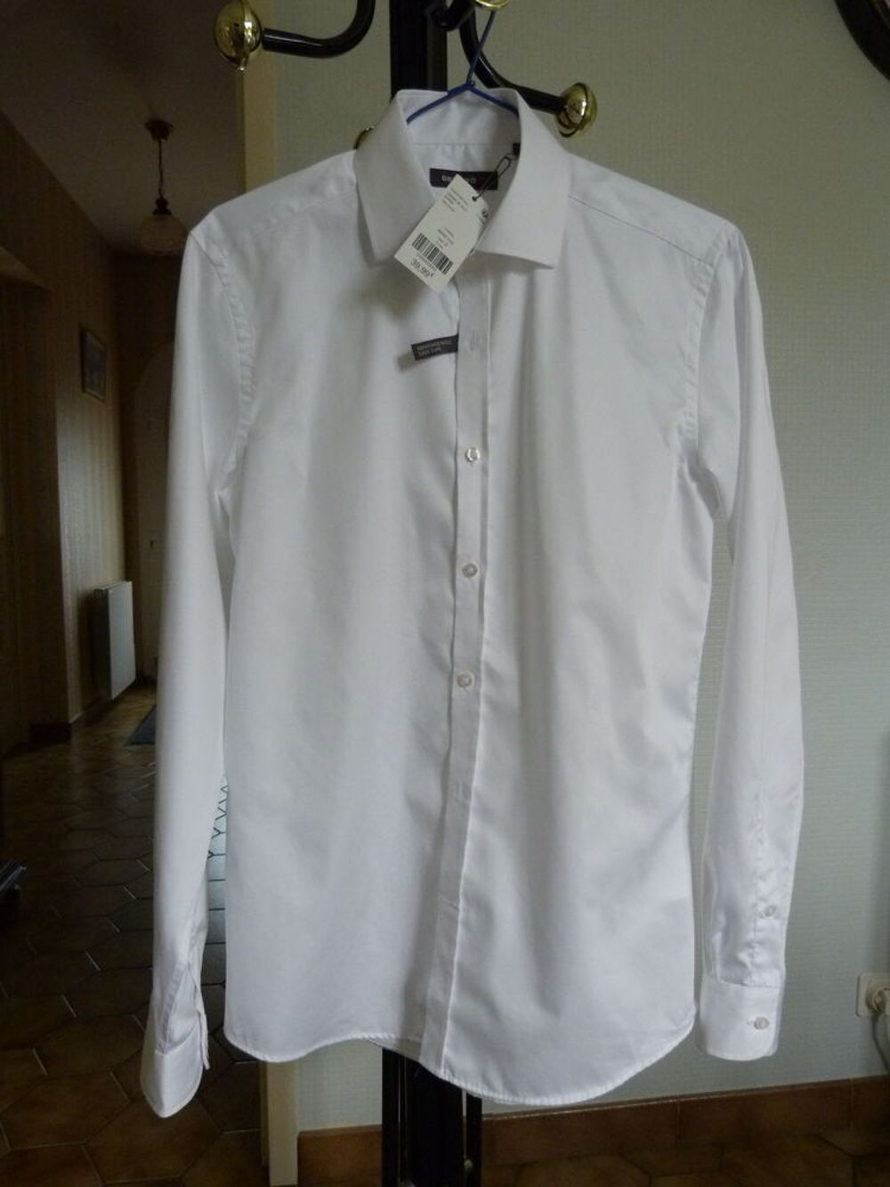 Chemise de ville neuve pour homme . Vêtements