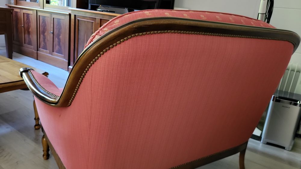 d'un ensemble de salon deux canap&eacute;s et un fauteuil Meubles