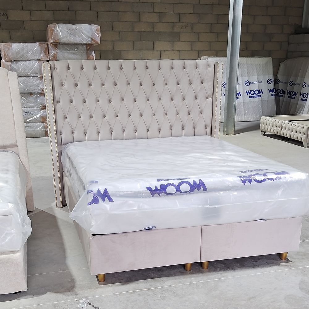 Lit avec t&ecirc;te de lit capitonn&eacute;e avec matelas 600€ Meubles