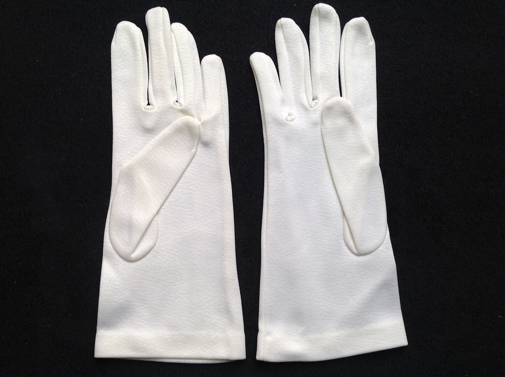 GANTS BLANCS DE COMMUNION EN SATIN Vêtements enfants