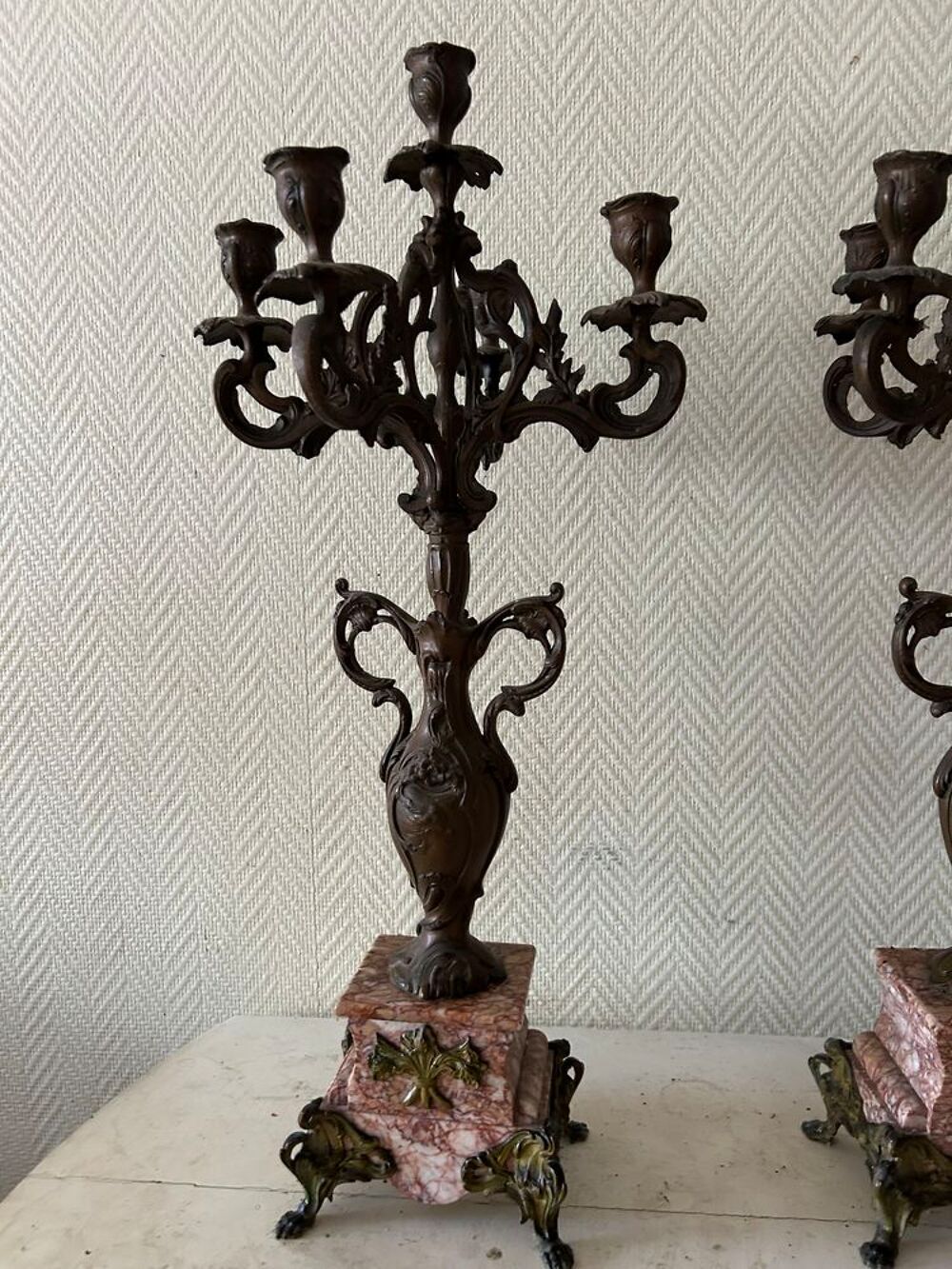 Paire de chandeliers en m&eacute;tal et marbre rose Décoration