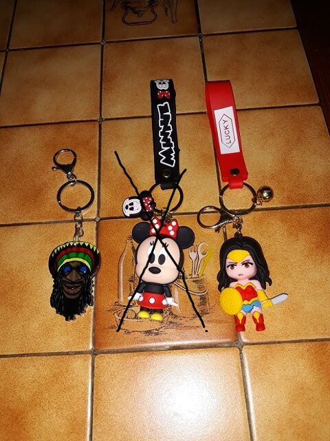 Porte clé Minnie Wonder woman Bob marley comics marvel disne 6 Fèves (57)