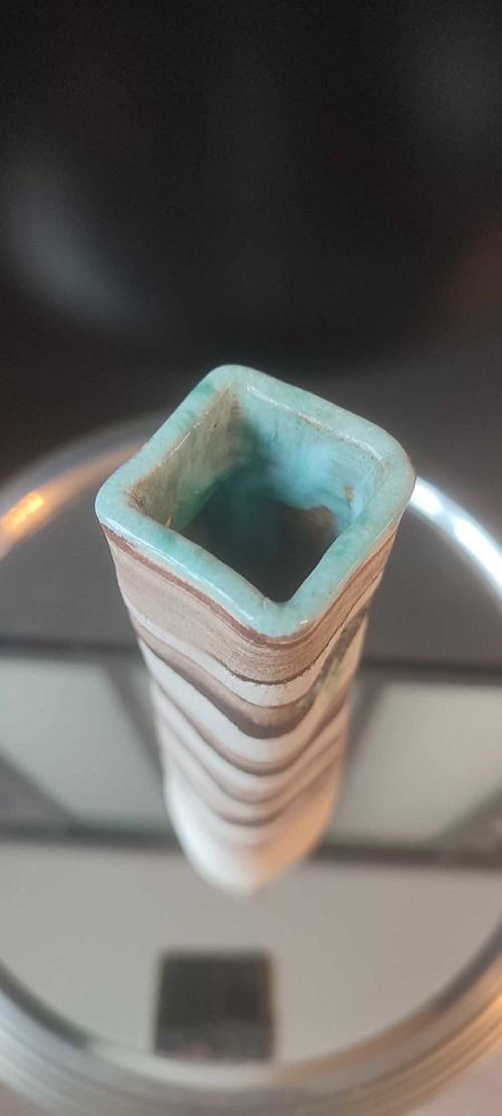 Vase en gr&egrave;s tourn&eacute; sign&eacute; &agrave; d&eacute;cor en relief 
