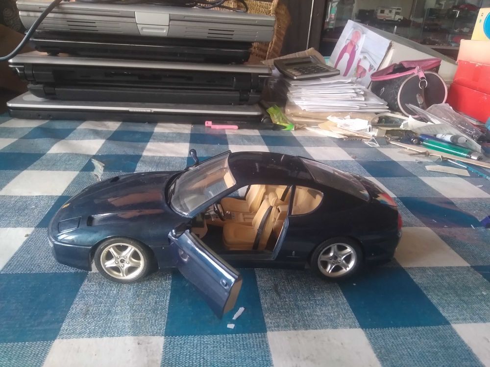 voiture miniature de collection Ferrari 456 GT bleue nuit (1992), &eacute;chelle 1/18 