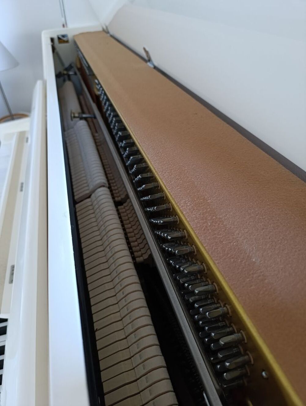 Tr&egrave;s beau piano droit blanc Instruments de musique