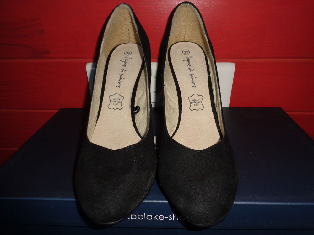 Escarpins en croute de cuir. Chaussures