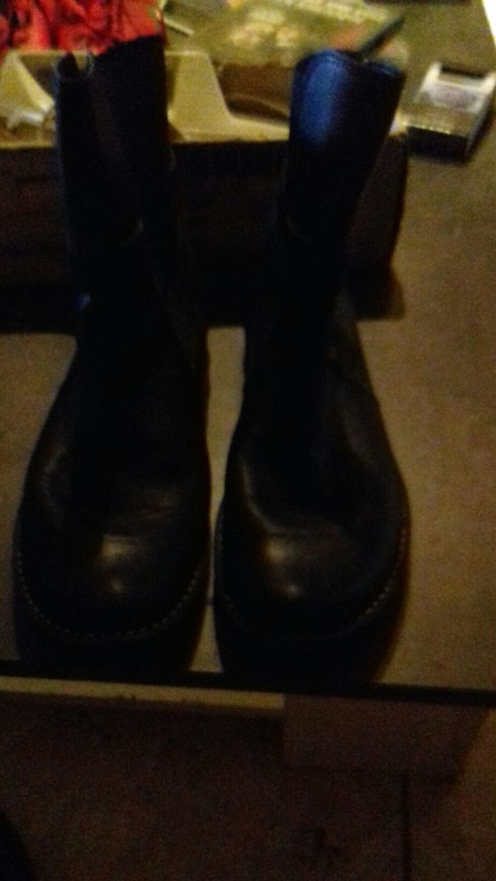 Bonjour bottine pointure 38 porte pas beaucoup de temps ce &agrave; venir chercher sur place pas envoi ni de compte PayPal etc je prends que de esp&egrave;ce Merci Chaussures