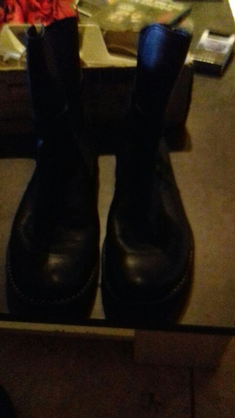 Bonjour bottine pointure 38 porte pas beaucoup de temps ce  venir chercher sur place pas envoi ni de compte PayPal etc je prends que de espce Merci 15 Paudy (36)