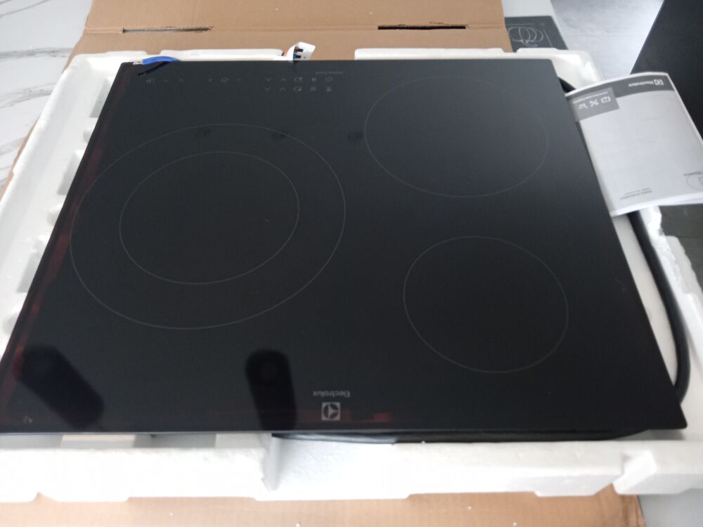 Table induction Electrolux connect&eacute;e avec hotte Electroménager