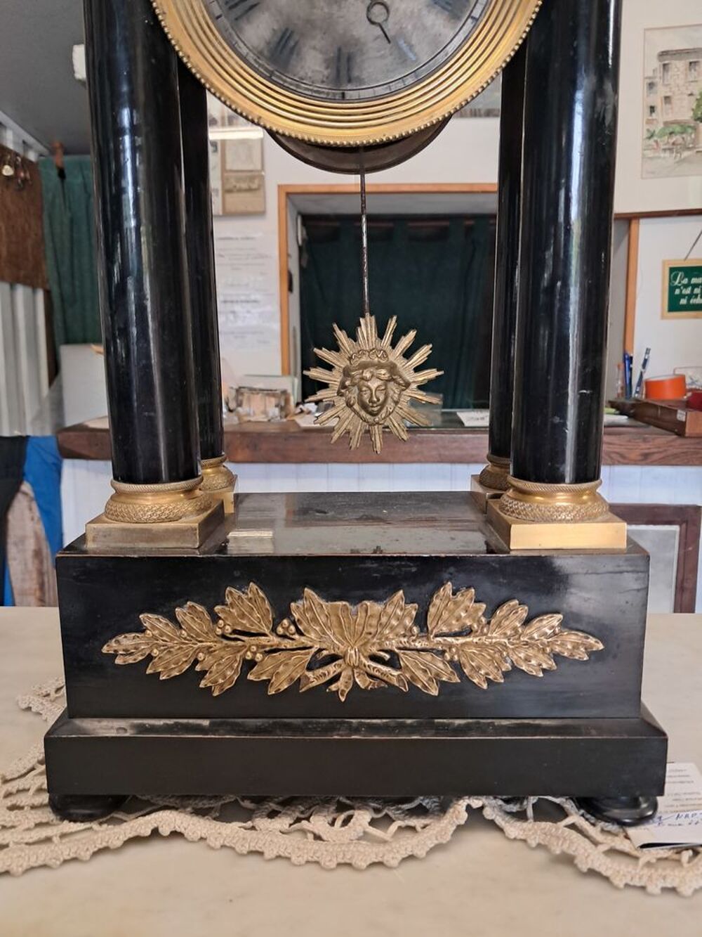 Pendule Napol&eacute;on III ancienne, en acajou noirci Décoration