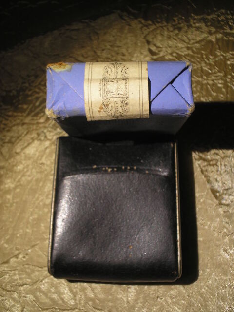 ANCIEN PAQUET DE CIGARETTES GAULOISE BLEU DANS SON ETUI 50 Le Tremblay-sur-Mauldre (78)