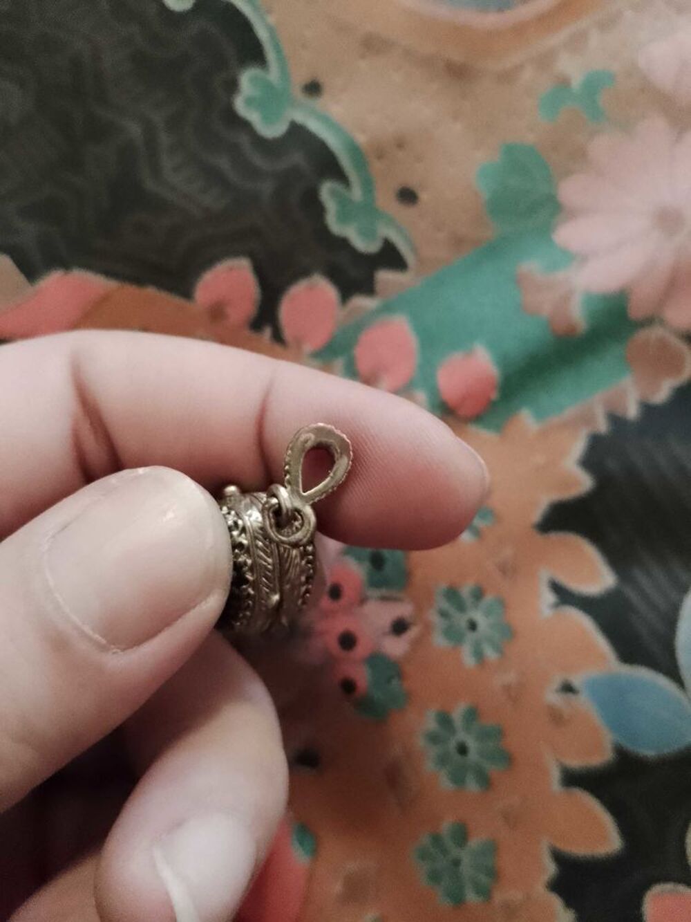 pendentif en oeuf et m&eacute;tal argent&eacute; peint bleu th&egrave;me L Ange du diable. Bijoux et montres