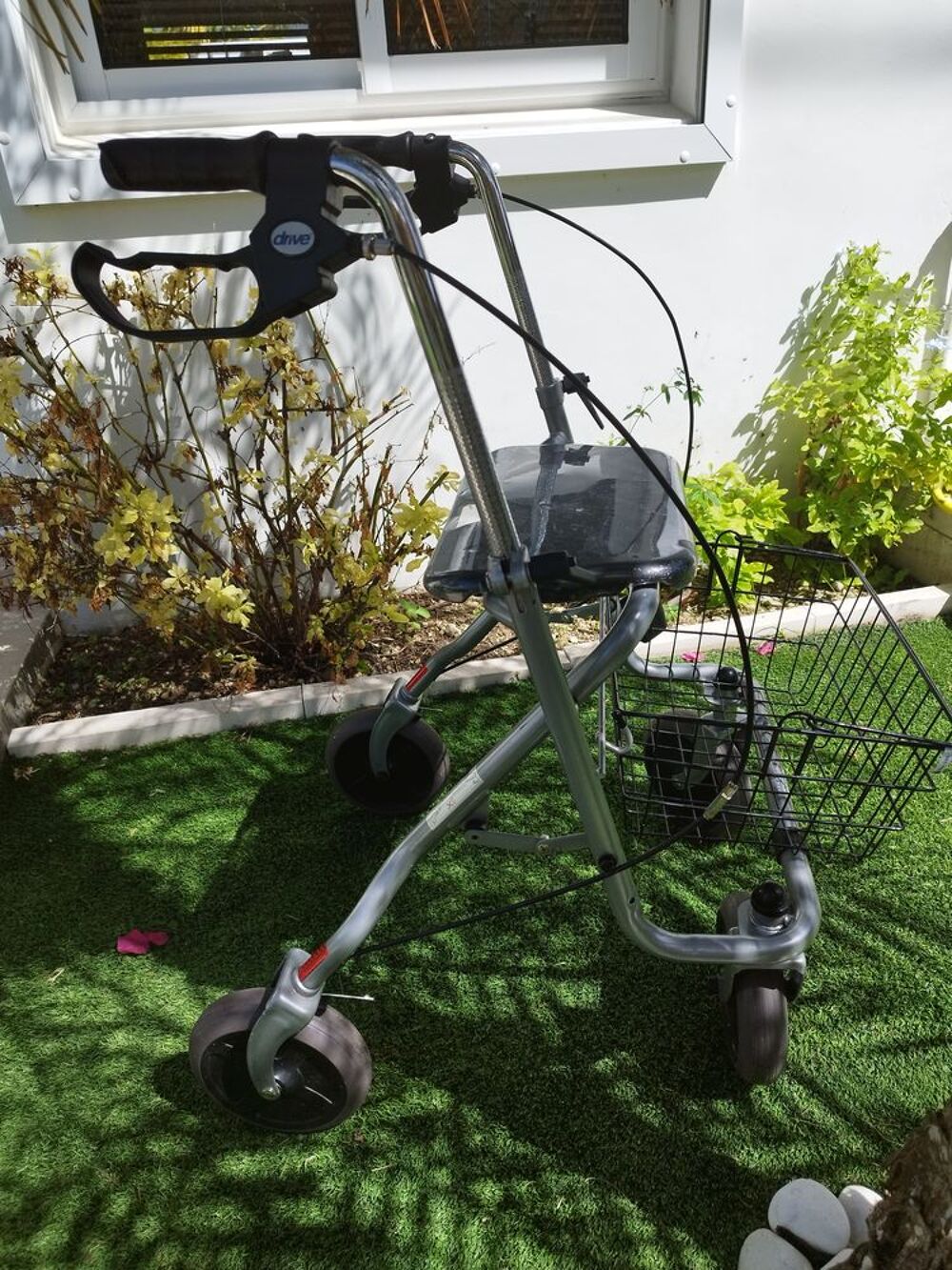 D&eacute;ambulateur neuf 4 roues Sports