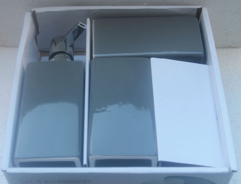 Bain Set de 3 accessoires porcelaine neufs
Décoration
