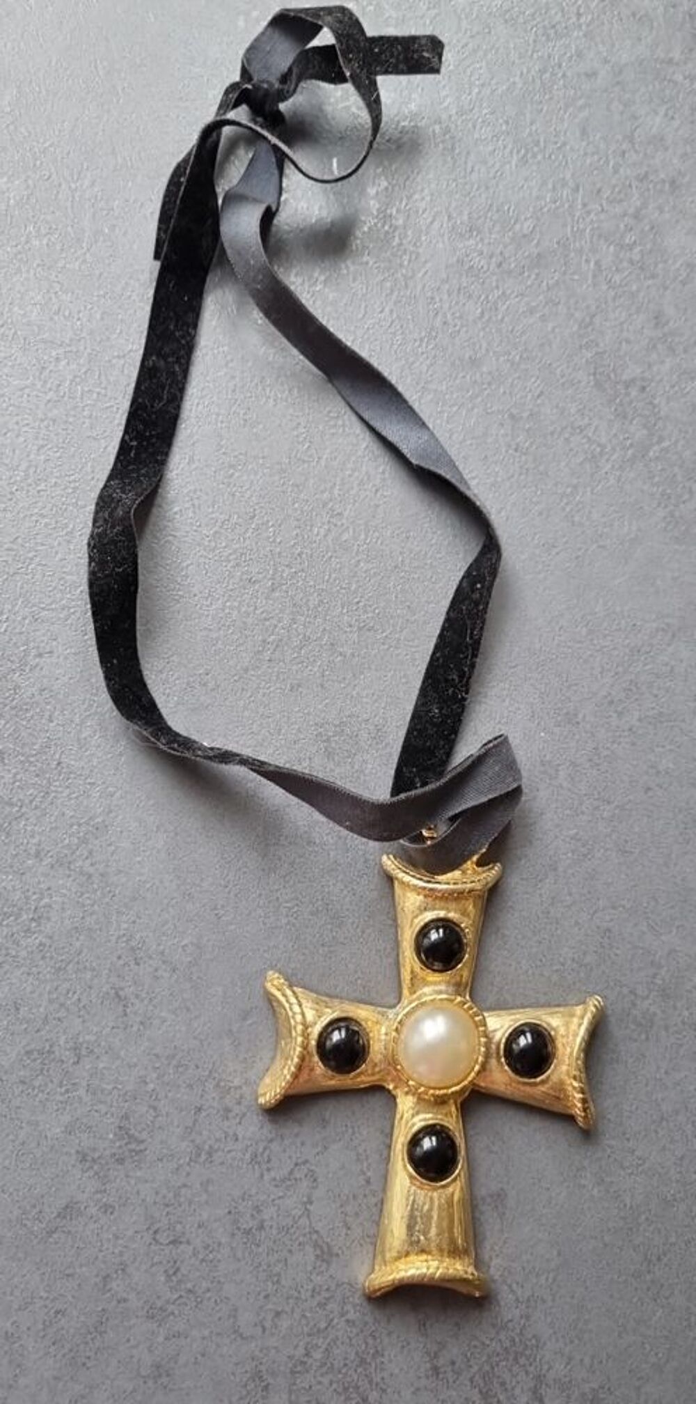 Tr&egrave;s joli croix et cordon velours Bijoux et montres