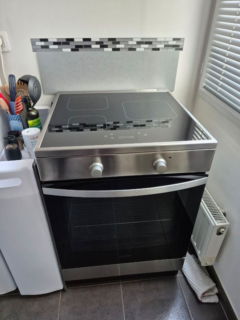 cuisini&egrave;re INDESIT avec 3 plaques &agrave; induction Electrom�nager