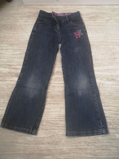 F 9 E (26) - 7 ans - Jean bleu - Hello Kitty  Sanrio License 2 Paris 13 (75)