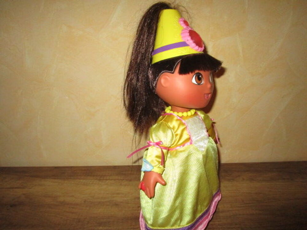 POUPEE DORA PARLE CHANTE CHEVEUX RETRACTABLE Jeux / jouets