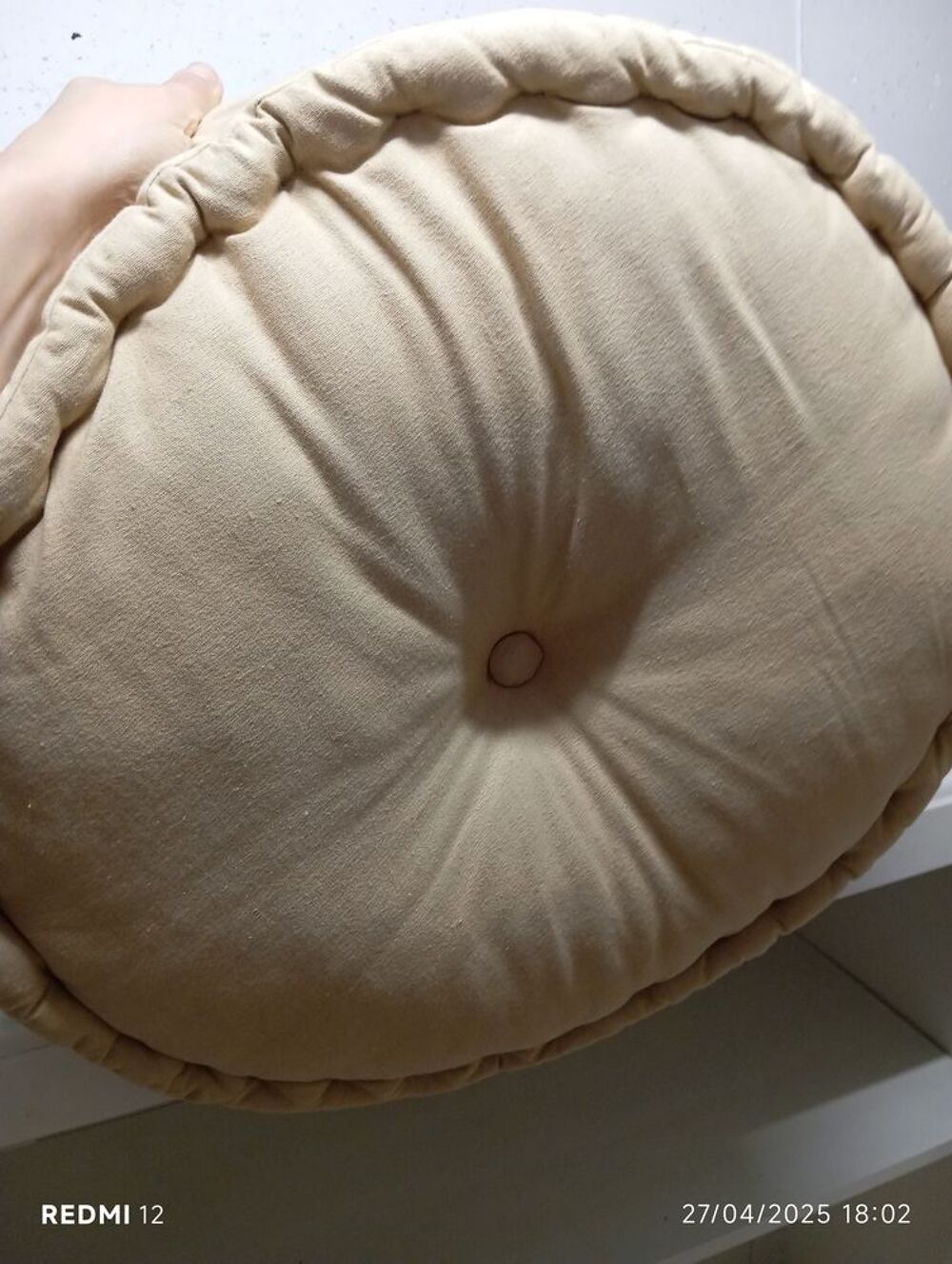 2 galettes : une rouge et une beige
Décoration