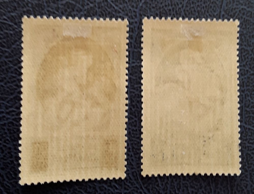440 et 441 Timbres avec charni&egrave;re 