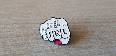 Badge broche pins pin's
En mtal maill 
Fight like a girl 5 Carnon Plage (34)