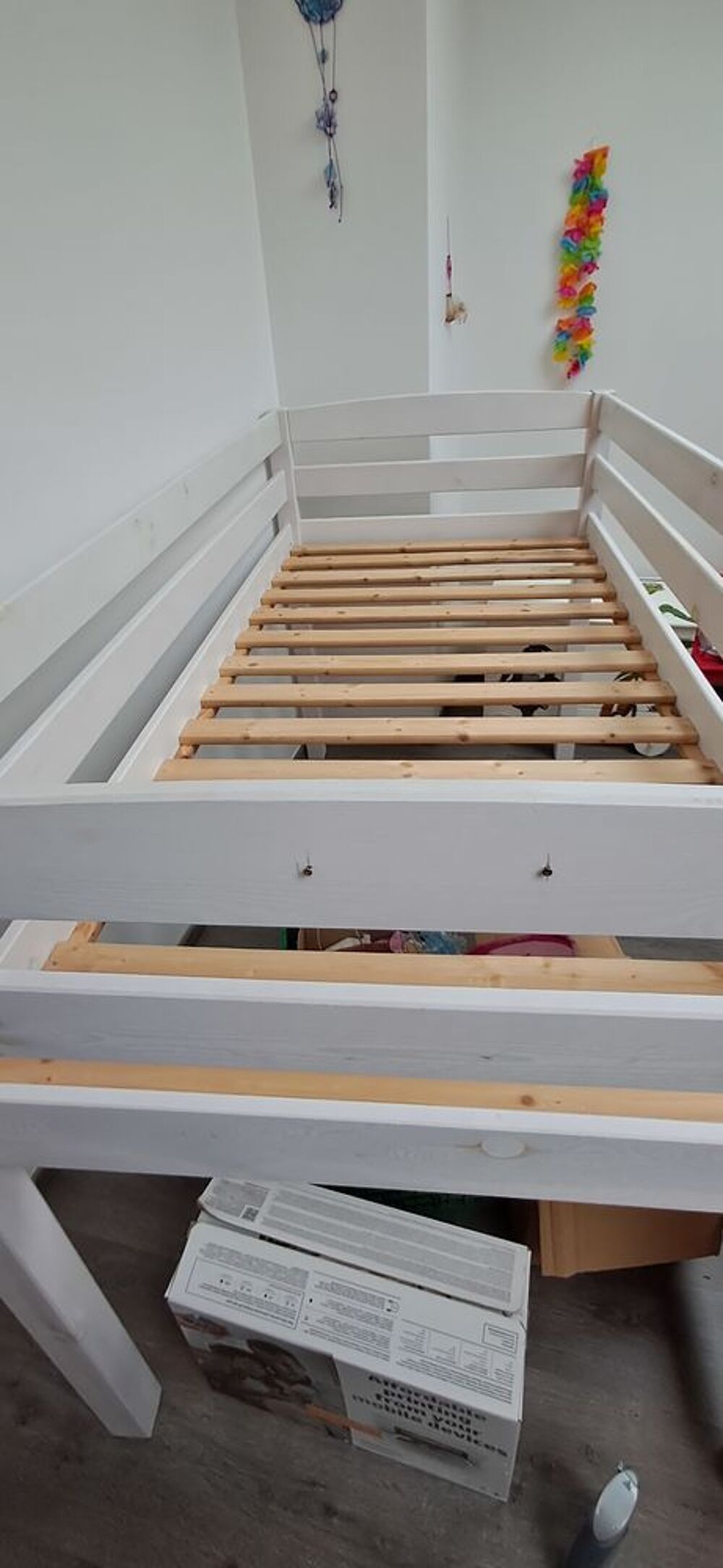 Lit enfant sur&eacute;lev&eacute;, matelas, linge de lit Mobilier enfants