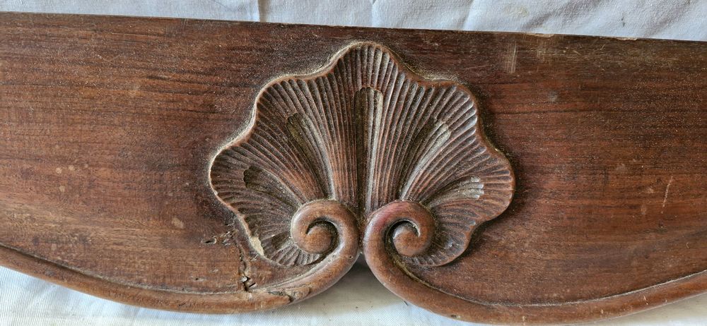 Ancien fronton sculpt&eacute; en bois ch&egrave;ne
Longueur 88cm
Décoration